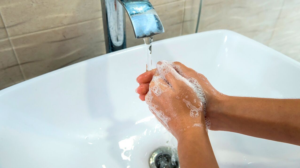 La règle la plus simple pour prévenir les helminthiases est de toujours se laver les mains avec du savon.